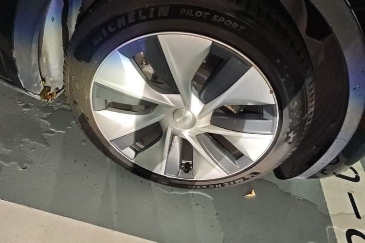 Used Tesla Model Y 2021 Long-Range All-Wheel-Drive Version Right Front Wheel Hub