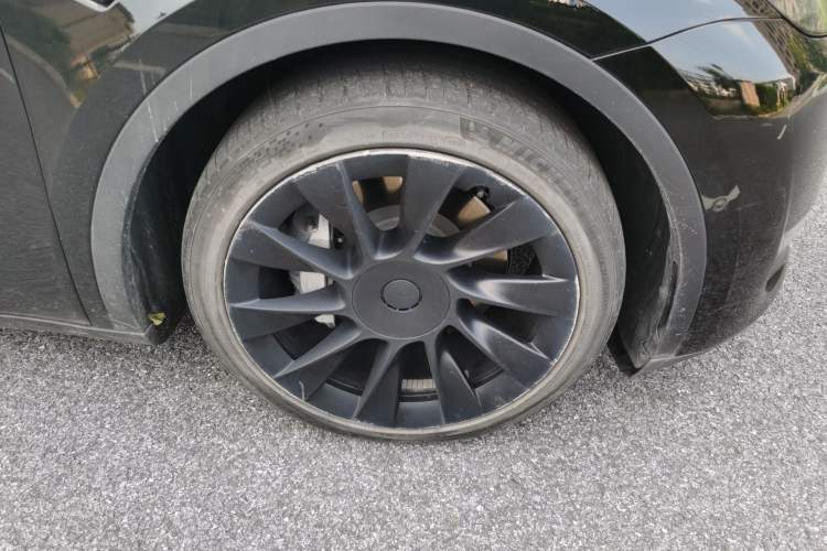 Used Tesla Model Y 2021 Standard Range Rear-Wheel Drive Version Right Front Wheel Hub