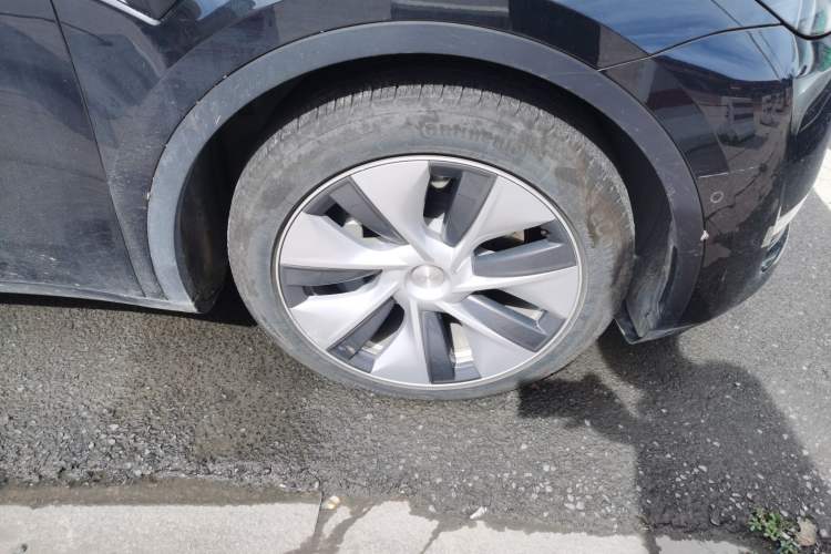 Used Tesla Model Y 2021 Standard Range Rear-Wheel Drive Version Right Front Wheel Hub