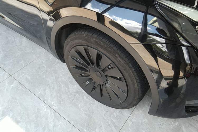 Used Tesla Model Y 2021 Long-Range All-Wheel-Drive Version 3D7 Right Front Wheel Hub