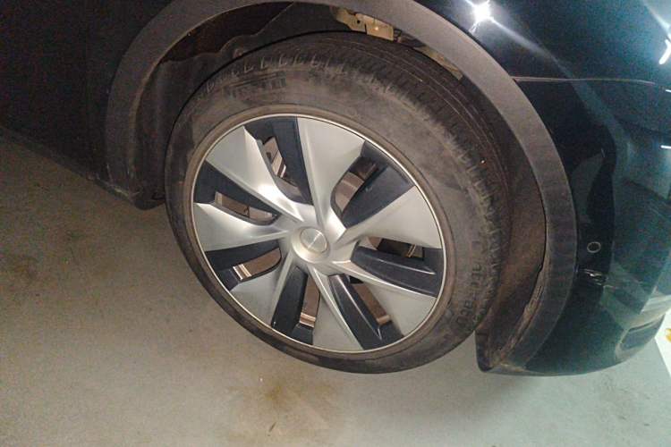 Used Tesla Model Y 2021 Standard Range Rear-Wheel Drive Version Right Front Wheel Hub