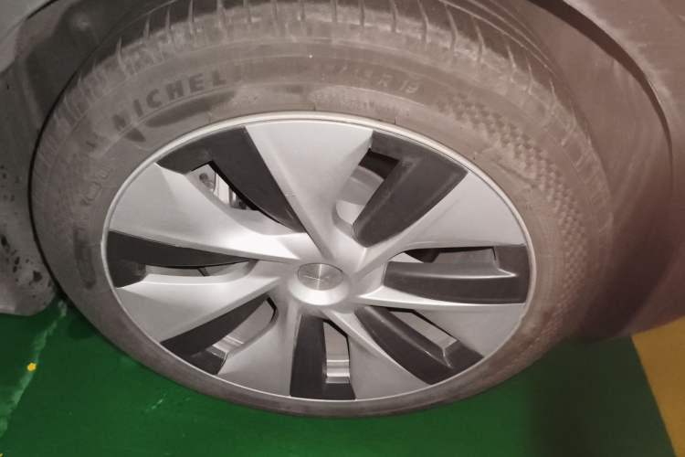 Used Tesla Model Y 2021 Standard Range Rear-Wheel Drive Version Right Front Wheel Hub