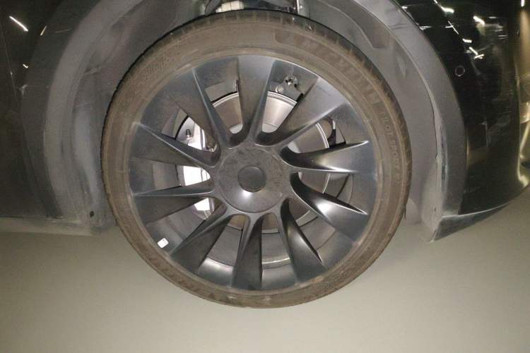 Used Tesla Model Y 2021 Standard Range Rear-Wheel Drive Version Right Front Wheel Hub