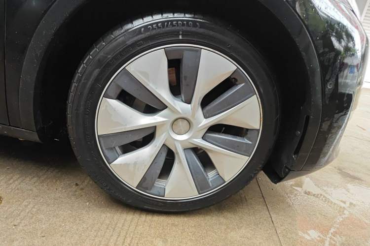 Used Tesla Model Y 2021 Standard Range Rear-Wheel Drive Version Right Front Wheel Hub