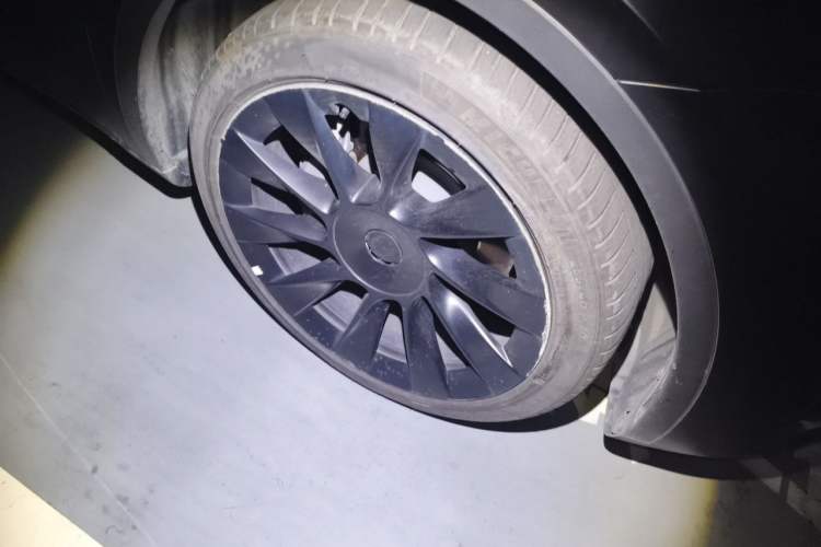 Used Tesla Model Y 2021 Long-Range All-Wheel-Drive Version Right Front Wheel Hub