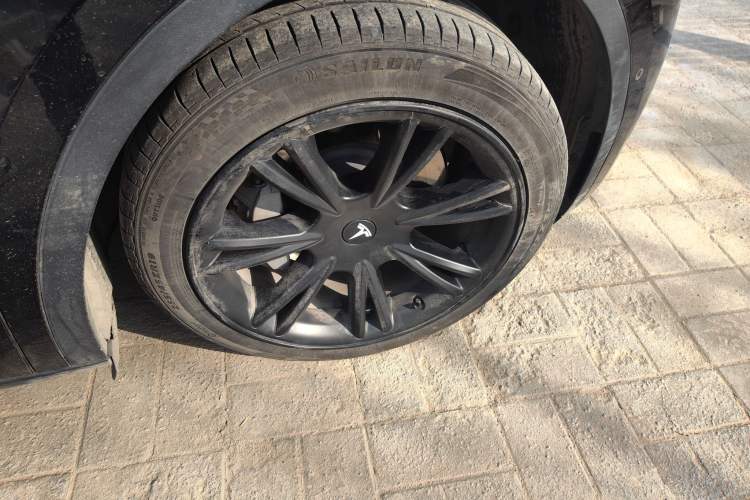 Used Tesla Model Y 2021 Long-Range All-Wheel-Drive Version 3D7 Right Front Wheel Hub