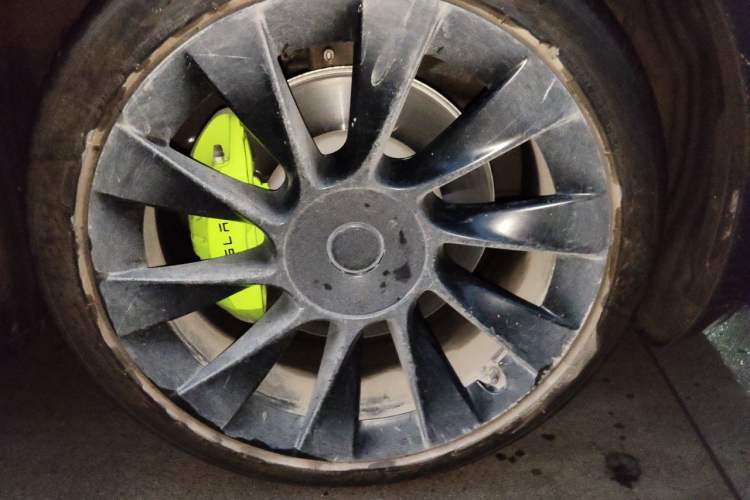 Used Tesla Model Y 2021 Standard Range Rear-Wheel Drive Version Right Front Wheel Hub