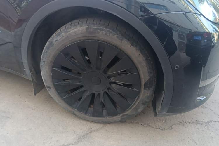 Used Tesla Model Y 2021 Standard Range Rear-Wheel Drive Version Right Front Wheel Hub