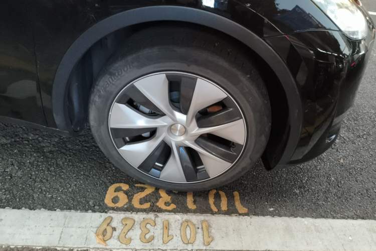 Used Tesla Model Y 2021 Standard Range Rear-Wheel Drive Version Right Front Wheel Hub