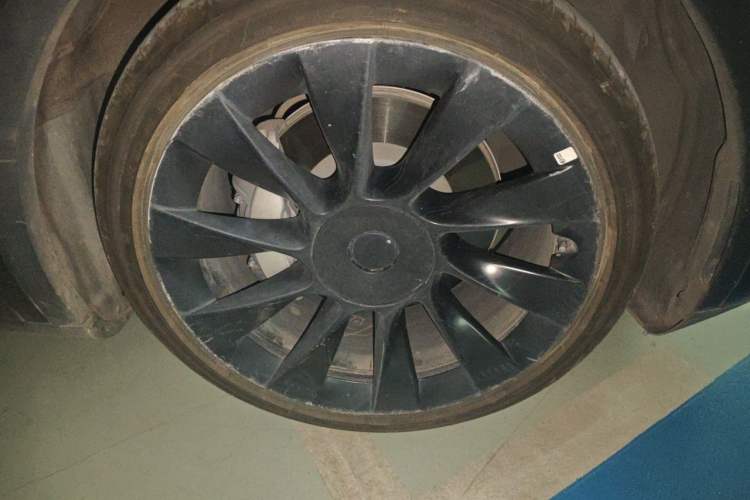 Used Tesla Model Y 2021 Standard Range Rear-Wheel Drive Version Right Front Wheel Hub