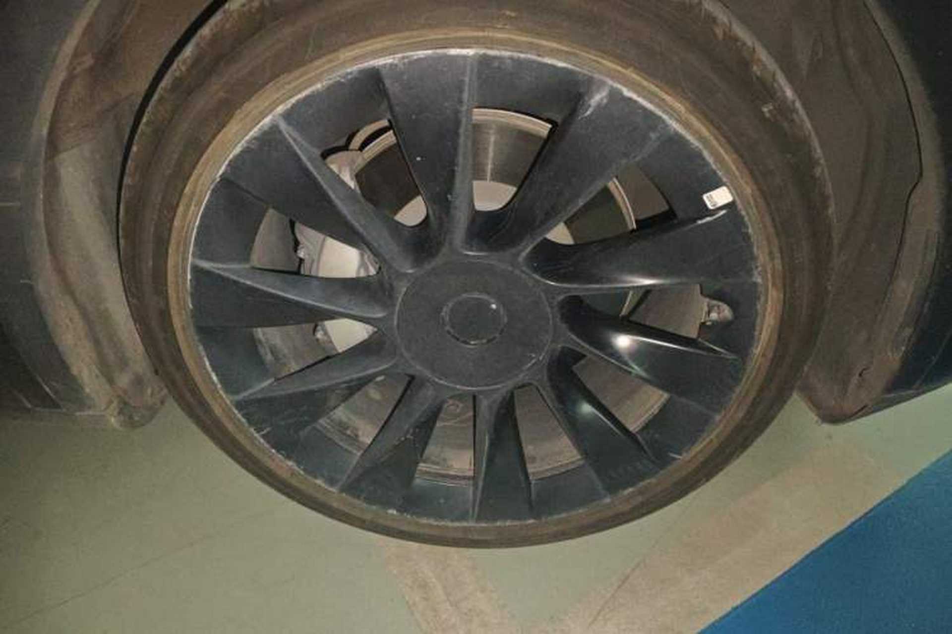 Used Tesla Model Y 2021 Standard Range Rear-Wheel Drive Version Right Front Wheel Hub