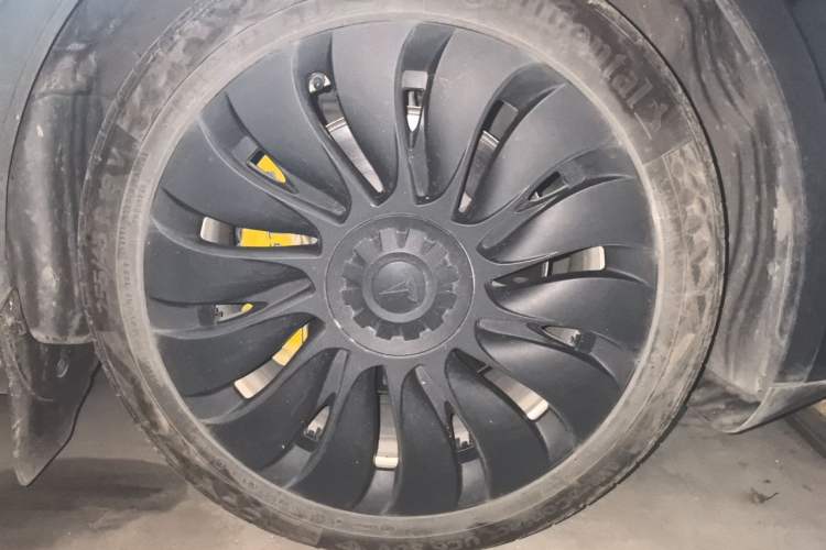Used Tesla Model Y 2021 Standard Range Rear-Wheel Drive Version Right Front Wheel Hub