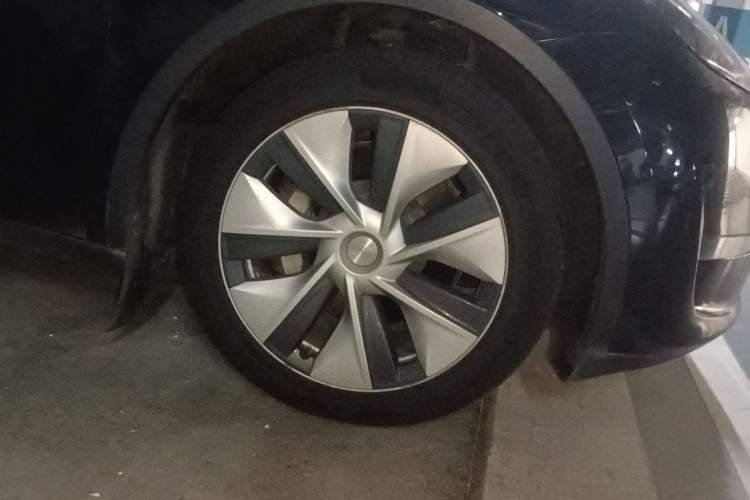 Used Tesla Model Y 2021 Standard Range Rear-Wheel Drive Version Right Front Wheel Hub