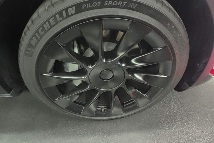 Used Tesla Model Y 2021 Standard Range Rear-Wheel Drive Version Right Front Wheel Hub
