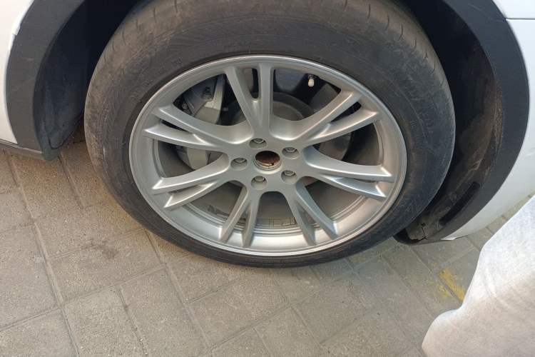 Used Tesla Model Y 2021 Standard Range Rear-Wheel Drive Version Right Front Wheel Hub