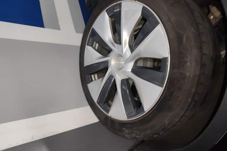 Used Tesla Model Y 2021 Standard Range Rear-Wheel Drive Version Right Front Wheel Hub