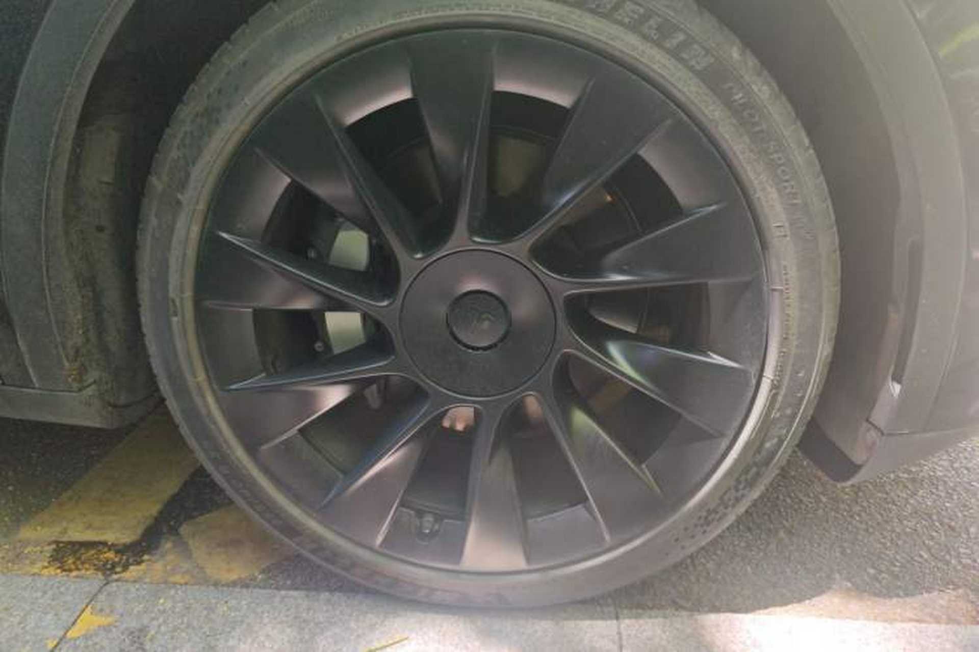 Used Tesla Model Y 2021 Standard Range Rear-Wheel Drive Version Right Front Wheel Hub