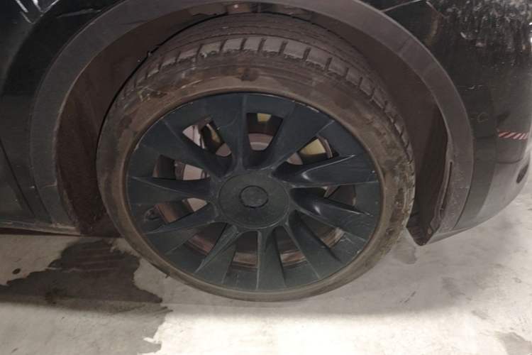 Used Tesla Model Y 2021 Standard Range Rear-Wheel Drive Version Right Front Wheel Hub