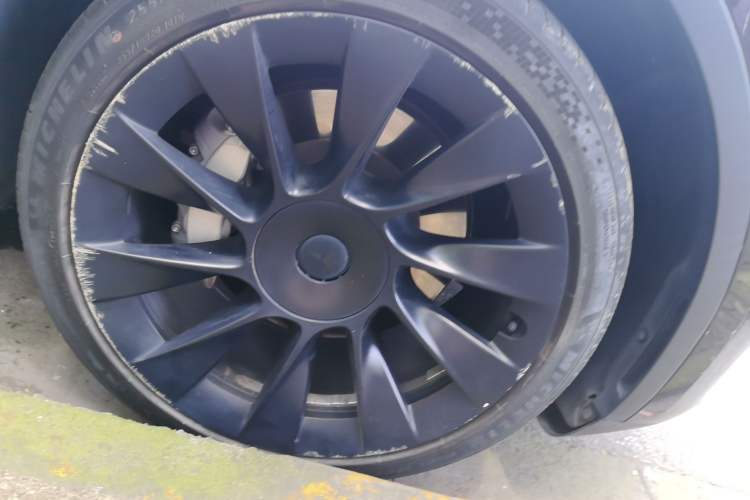 Used Tesla Model Y 2021 Standard Range Rear-Wheel Drive Version Right Front Wheel Hub