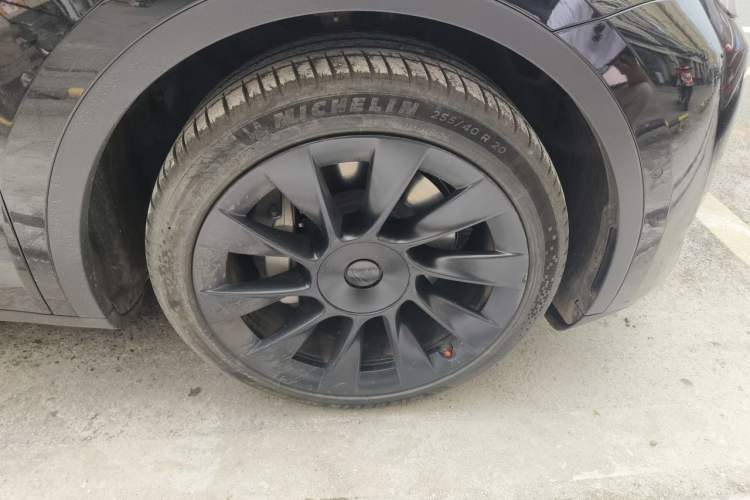 Used Tesla Model Y 2021 Standard Range Rear-Wheel Drive Version Right Front Wheel Hub