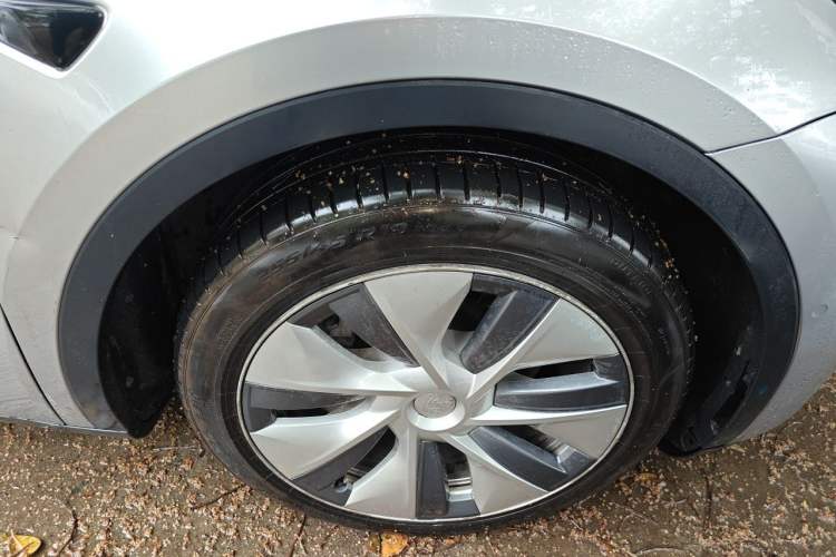 Used Tesla Model Y 2021 Revised Version 2 Long-Range All-Wheel-Drive Edition Right Front Wheel Hub