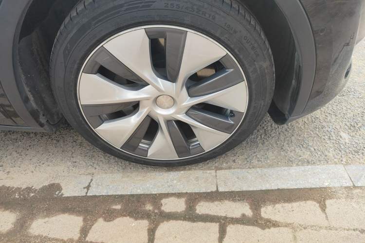 Used Tesla Model Y 2021 Standard Range Rear-Wheel Drive Version Right Front Wheel Hub