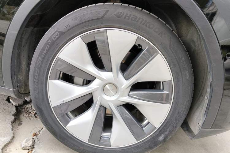 Used Tesla Model Y 2021 Standard Range Rear-Wheel Drive Version Right Front Wheel Hub