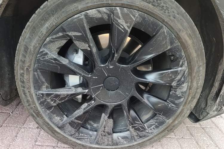 Used Tesla Model Y 2021 Standard Range Rear-Wheel Drive Version Right Front Wheel Hub