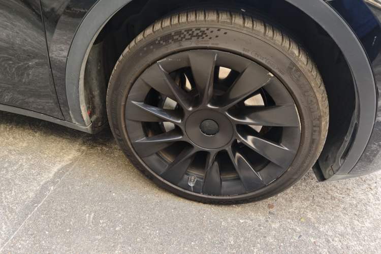 Used Tesla Model Y 2021 Long-Range All-Wheel-Drive Version 3D7 Right Front Wheel Hub