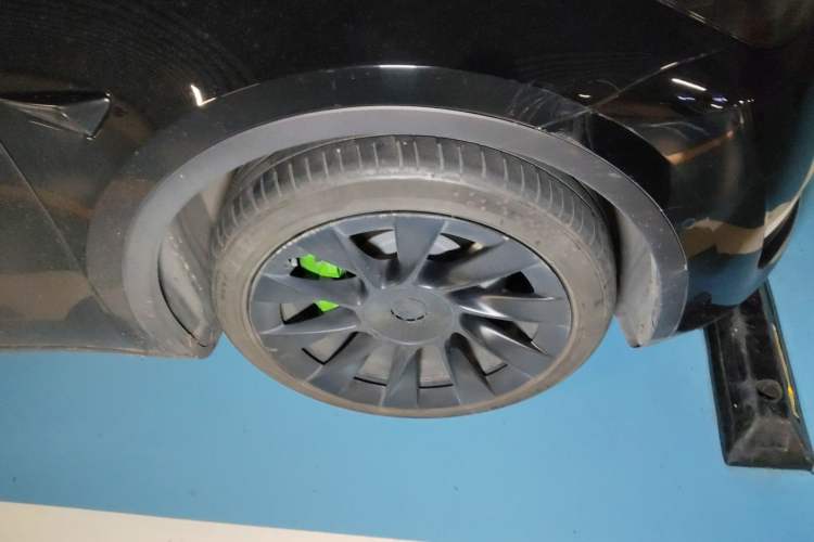Used Tesla Model Y 2021 Standard Range Rear-Wheel Drive Version Right Front Wheel Hub