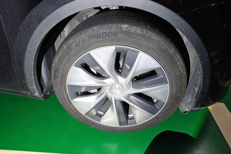 Used Tesla Model Y 2021 Long-Range All-Wheel-Drive Version Right Front Wheel Hub