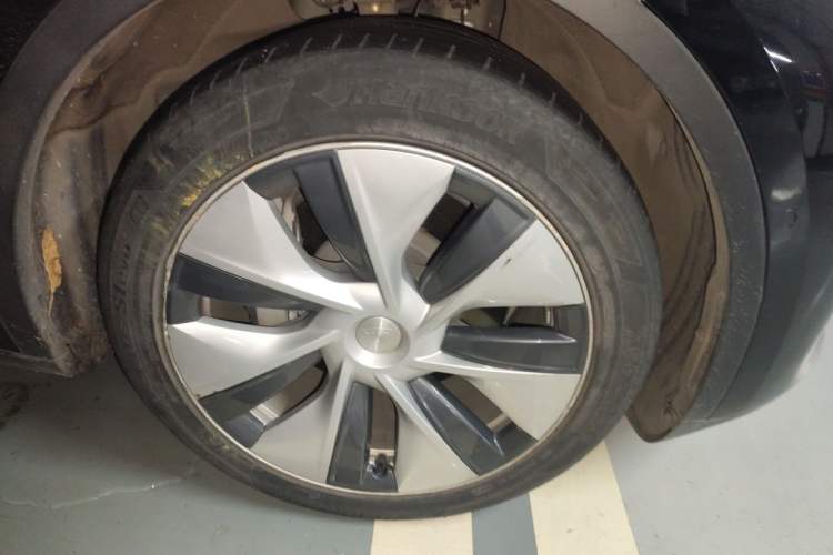 Used Tesla Model Y 2021 Standard Range Rear-Wheel Drive Version Right Front Wheel Hub