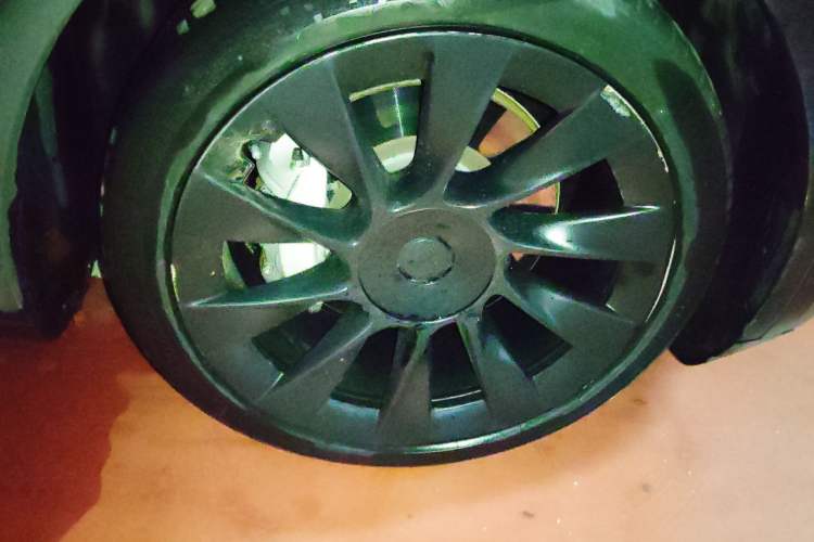 Used Tesla Model Y 2021 Long-Range All-Wheel-Drive Version Right Front Wheel Hub