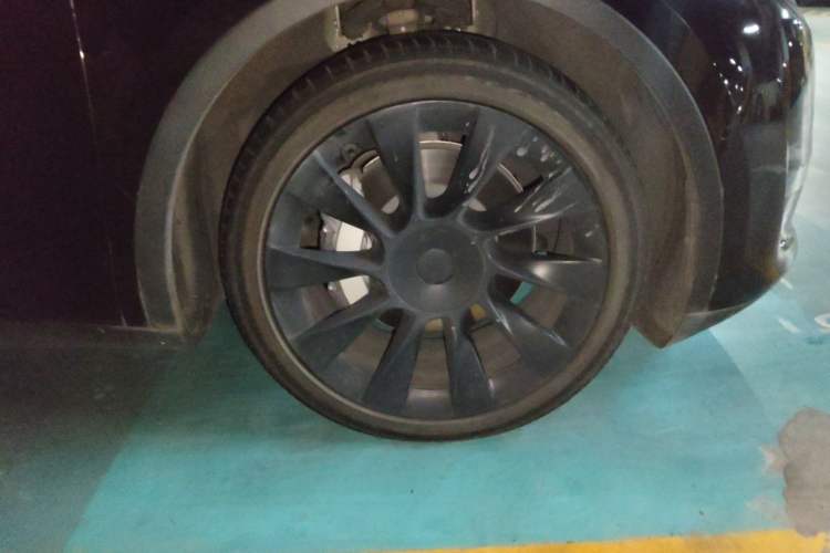 Used Tesla Model Y 2021 Standard Range Rear-Wheel Drive Version Right Front Wheel Hub