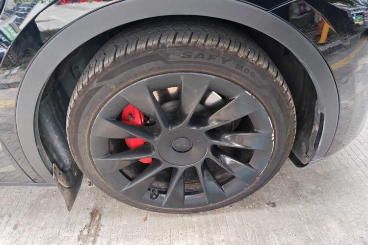 Used Tesla Model Y 2021 Standard Range Rear-Wheel Drive Version Right Front Wheel Hub