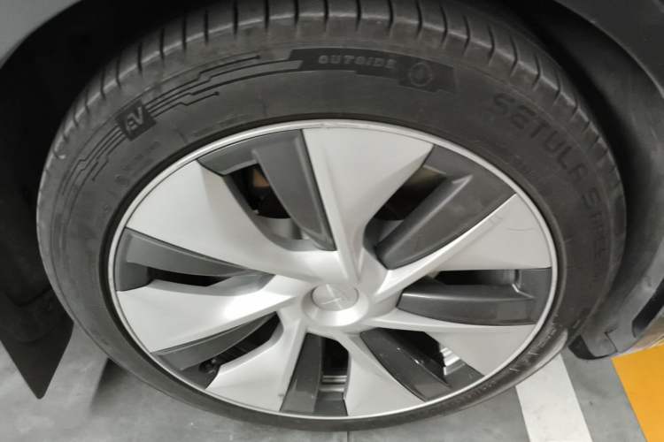 Used Tesla Model Y 2021 Standard Range Rear-Wheel Drive Version Right Front Wheel Hub