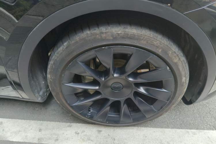 Used Tesla Model Y 2021 Standard Range Rear-Wheel Drive Version Right Front Wheel Hub
