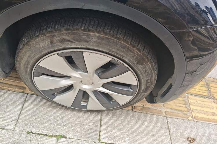 Used Tesla Model Y 2021 Long-Range All-Wheel-Drive Version Right Front Wheel Hub