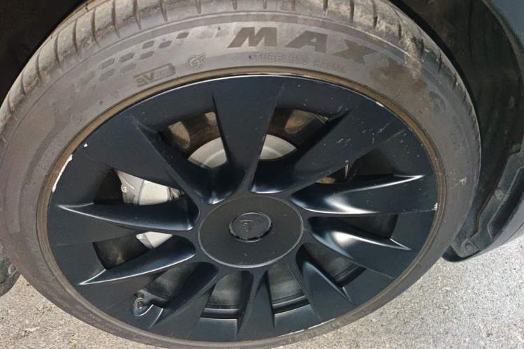 Used Tesla Model Y 2021 Standard Range Rear-Wheel Drive Version Right Front Wheel Hub