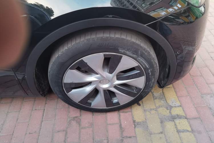 Used Tesla Model Y 2021 Standard Range Rear-Wheel Drive Version Right Front Wheel Hub
