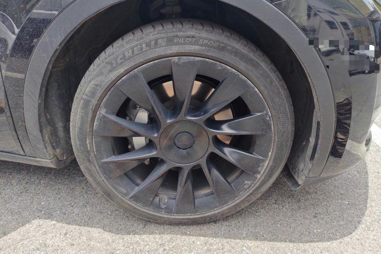Used Tesla Model Y 2021 Standard Range Rear-Wheel Drive Version Right Front Wheel Hub
