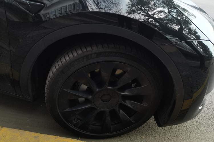 Used Tesla Model Y 2021 Standard Range Rear-Wheel Drive Version Right Front Wheel Hub