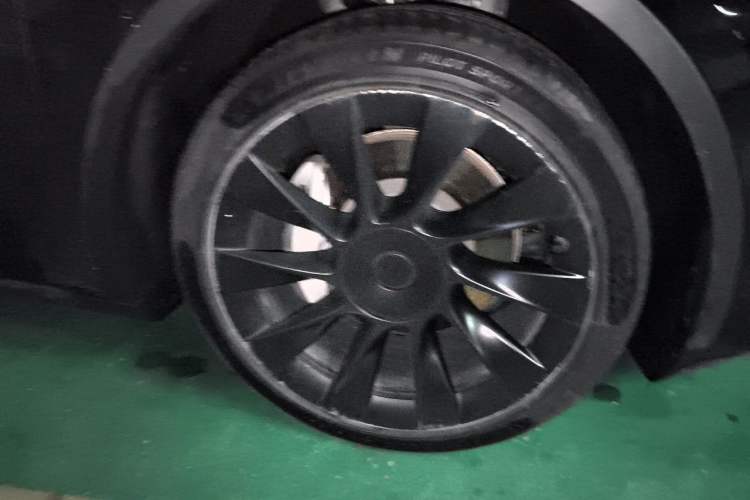 Used Tesla Model Y 2021 Standard Range Rear-Wheel Drive Version Right Front Wheel Hub