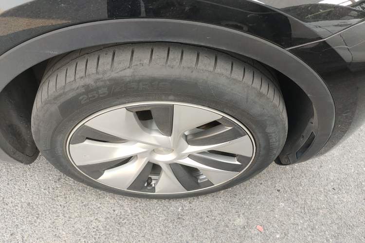 Used Tesla Model Y 2021 Standard Range Rear-Wheel Drive Version Right Front Wheel Hub
