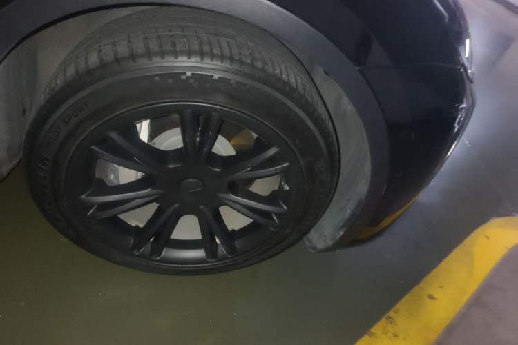 Used Tesla Model Y 2021 Standard Range Rear-Wheel Drive Version Right Front Wheel Hub