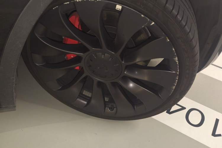 Used Tesla Model Y 2021 Performance High-Performance All-Wheel-Drive Version Right Front Wheel Hub