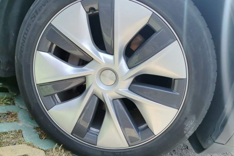 Used Tesla Model Y 2021 Standard Range Rear-Wheel Drive Version Right Front Wheel Hub