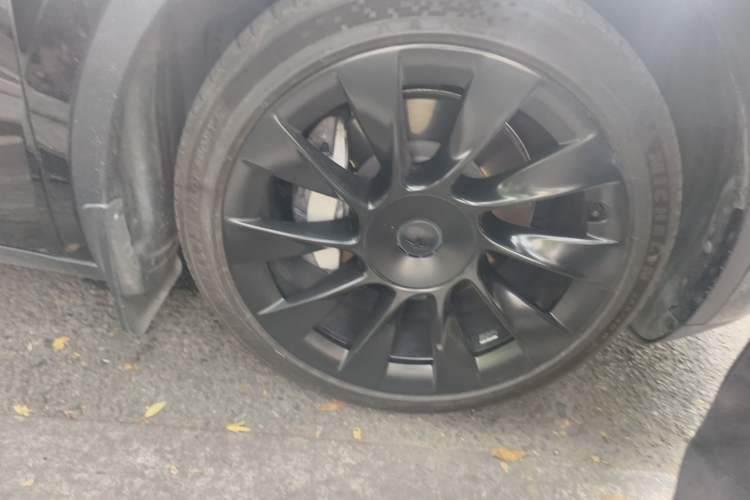 Used Tesla Model Y 2021 Standard Range Rear-Wheel Drive Version Right Front Wheel Hub