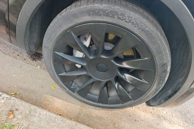 Used Tesla Model Y 2021 Standard Range Rear-Wheel Drive Version Right Front Wheel Hub