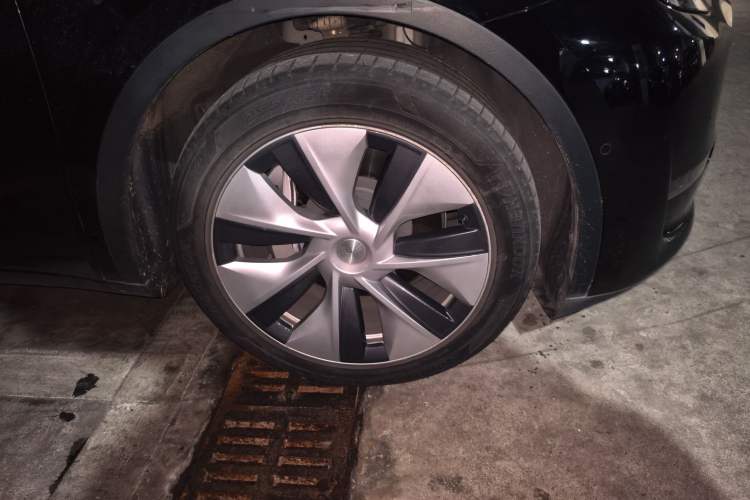 Used Tesla Model Y 2021 Standard Range Rear-Wheel Drive Version Right Front Wheel Hub